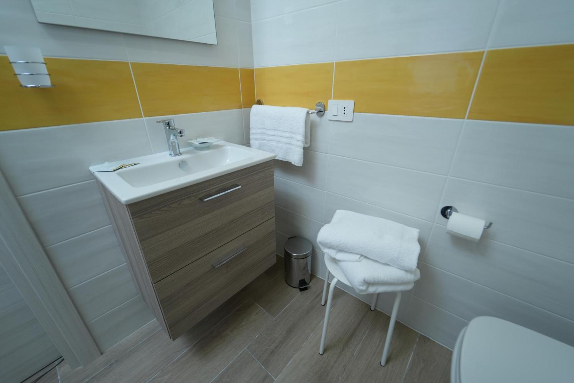 Panorama Vesuvius Affittacamere Guesthouse With Lift Near To Subway In Napoli Center Exterior photo